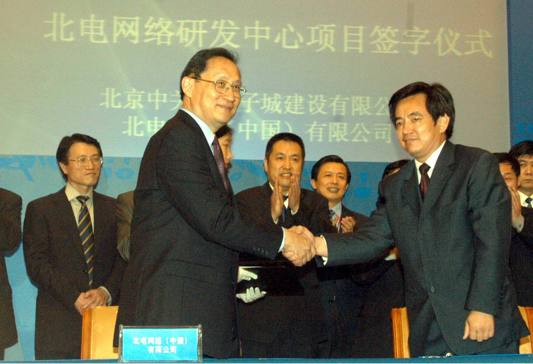 FII董事長毛渝南（前排左）是前惠普中國區董事長，也是郭台銘重金禮聘的重要人物。（東方IC）