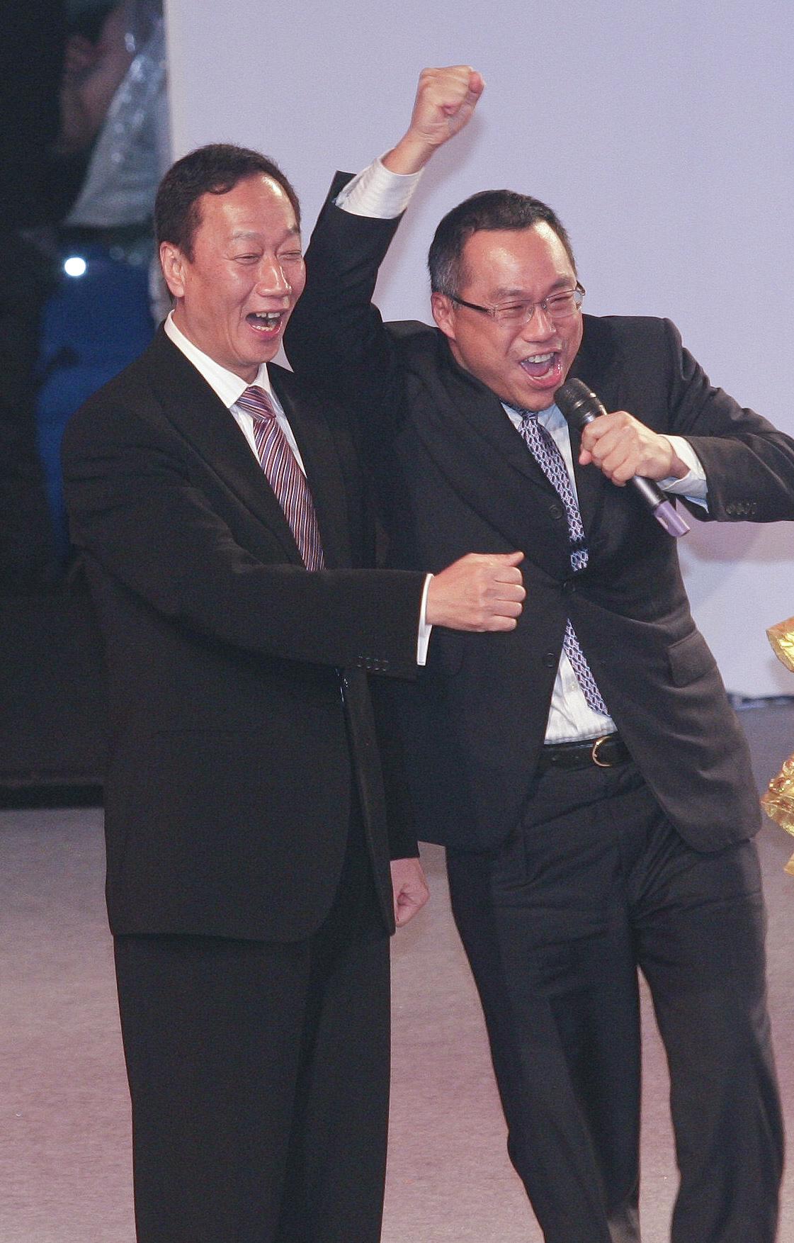 FII吸納的鴻海菁英，還包括原本負責重慶廠的D次集團副總裁簡宜彬（右）。（今周刊提供）