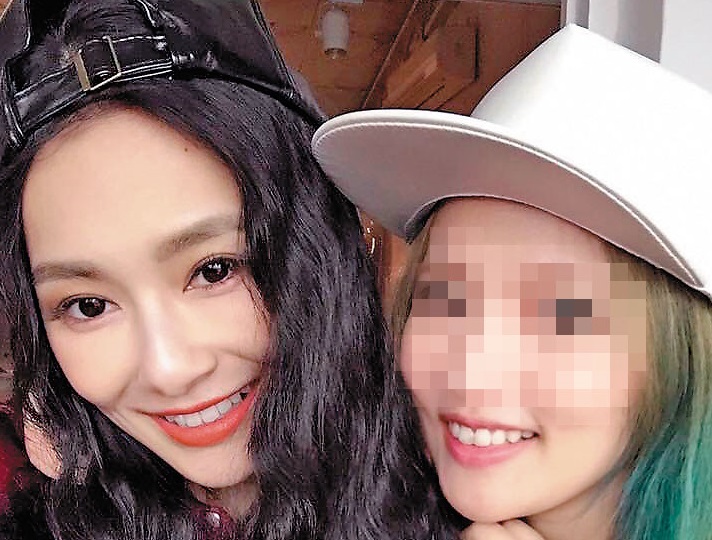 服飾網拍業者F小姐（右）贊助王思佳（左）兩年，但最近卻撕破臉。（業者提供）