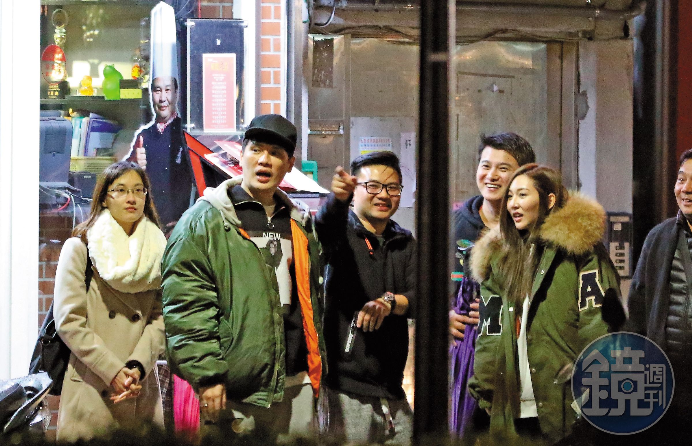 曾莞婷一行人用完餐後，聚集在店門口聊天，氣氛看起來相當熱絡。