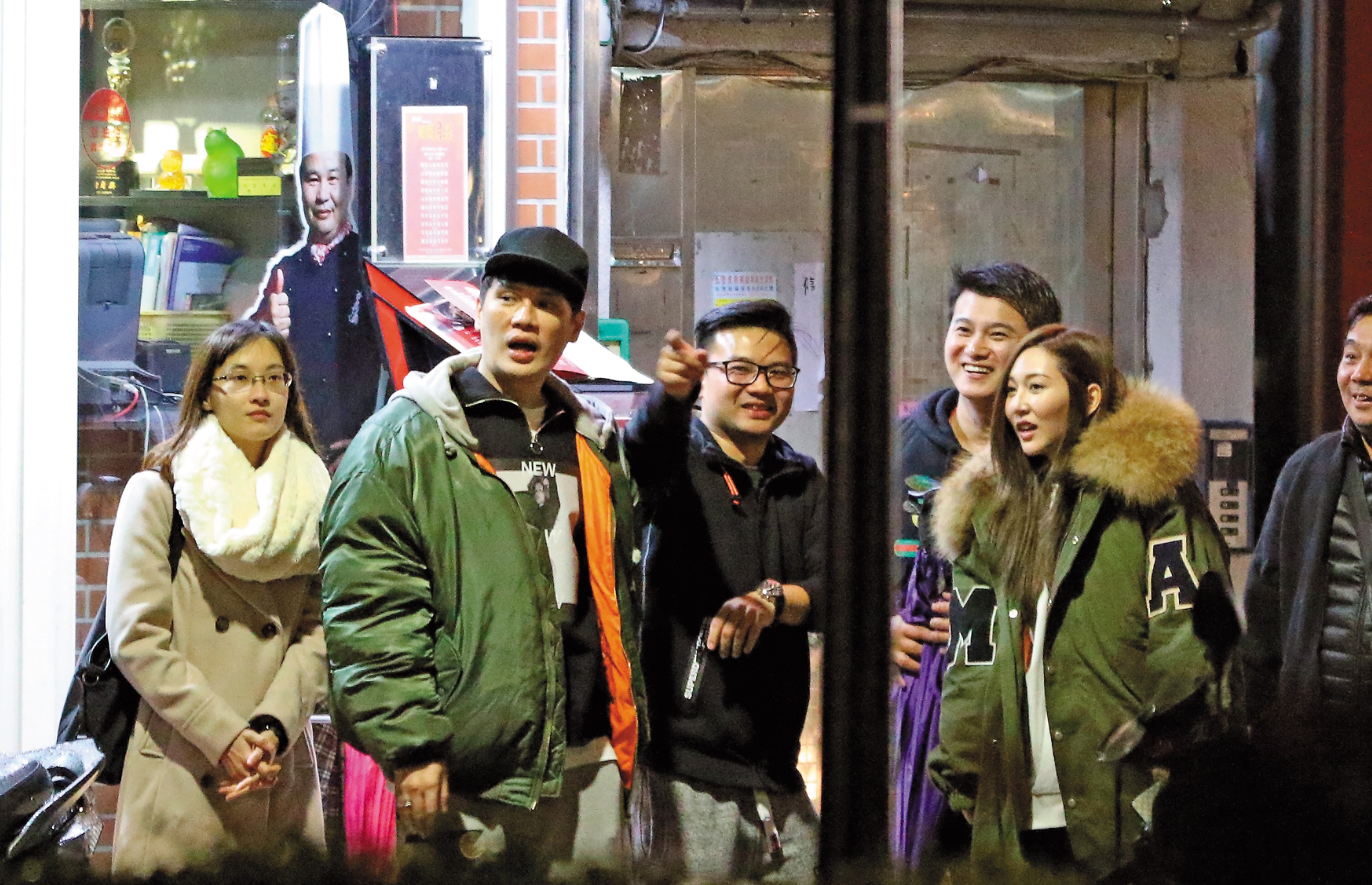 曾莞婷一行人用完餐後，聚集在店門口聊天，氣氛看起來相當熱絡。