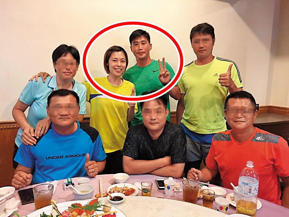 跟一群人合照時,陳詩欣跟陳正浩(紅圈者)彷彿是女主人男主人,感覺相當親暱。(翻攝自陳詩欣臉書)