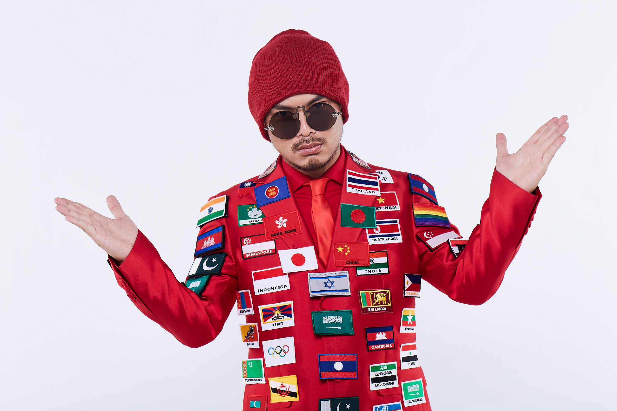 黃明志想在《紅白》與其他表演藝人玩自拍。（台視提供）