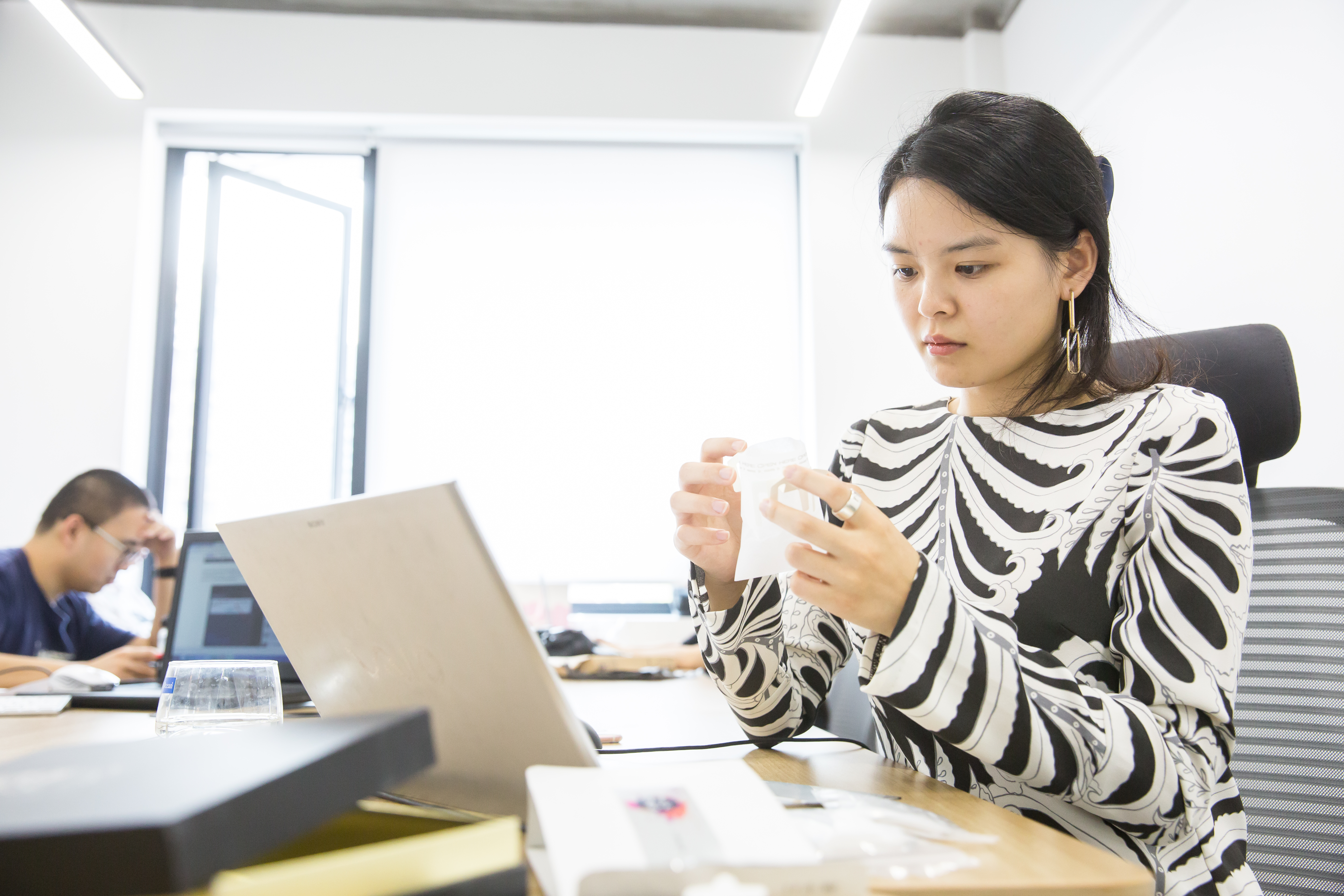 25歲的彭少儀，2年多前赴陸創業，在北京創辦公室茶品牌「山茗主義」，最高單月營收逾百萬元台幣。