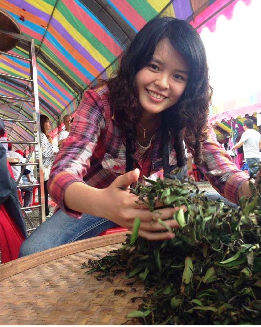 彭少儀來自南投茶農世家,是個「茶三代」,家中種茶逾百年,從小在茶園裡打滾,對茶性十分熟悉。(彭少儀提供)