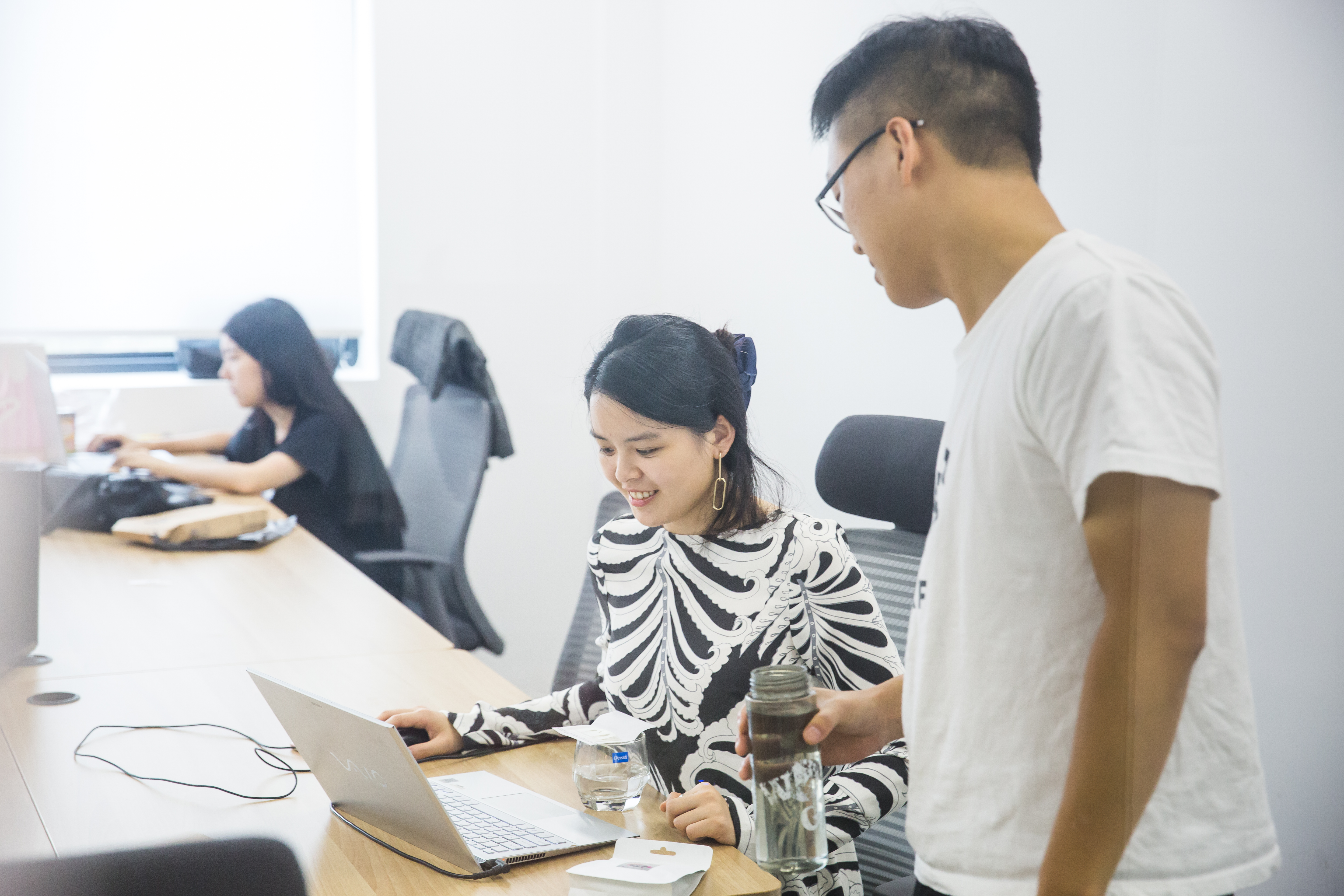 為找符合辦公室味蕾的茶，彭少儀蹲點大陸上班族辦公室，發現大陸多數人沒喝過會回甘的茶，普遍覺得茶苦澀，選定香氣較明顯的茶類。