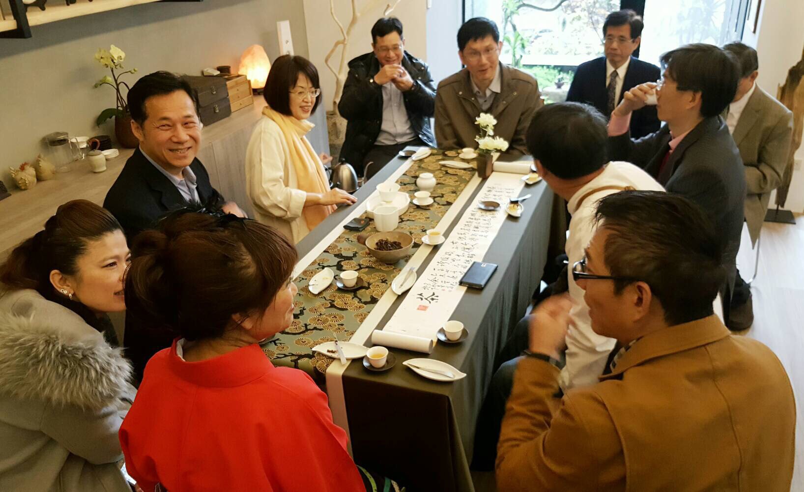 2017年3月，彭少儀跟母親陳莉容（講桌中白衣者）在新竹竹北，開設山茗主義茶空間，可辦活動兼具口味研發，希望累積實體店面經驗，成功後複製回大陸。（陳莉容提供）