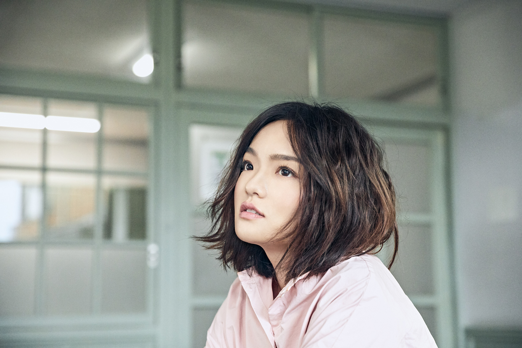 徐佳瑩前往日本拍攝〈灰色〉MV，由男友比爾賈操刀。（亞神提供）