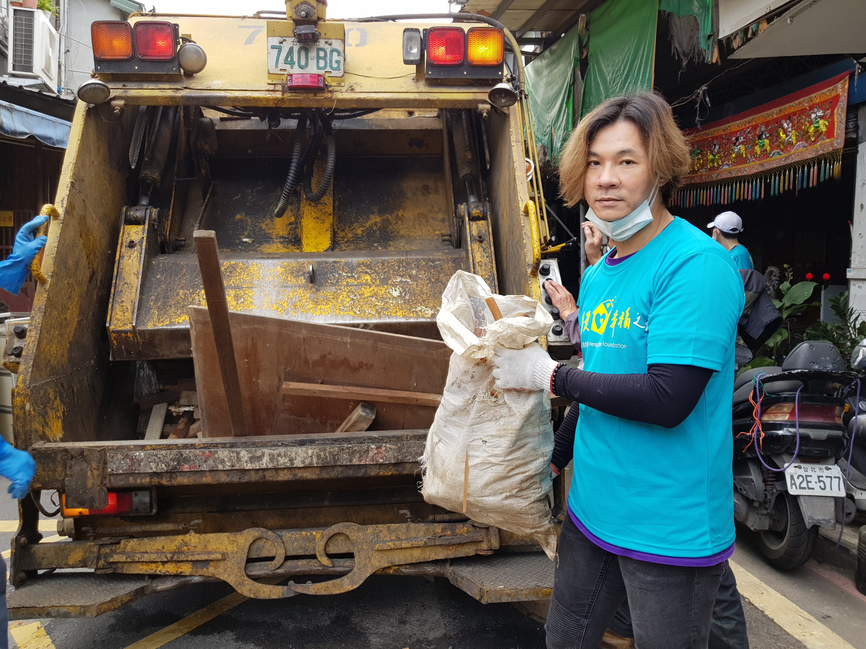 除了整理房子，楊培安連倒垃圾都包辦。（衡山基金會）