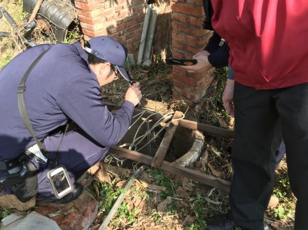 警消人員在井口呼叫，僑生有回應，顯示沒有摔昏。（警方提供）