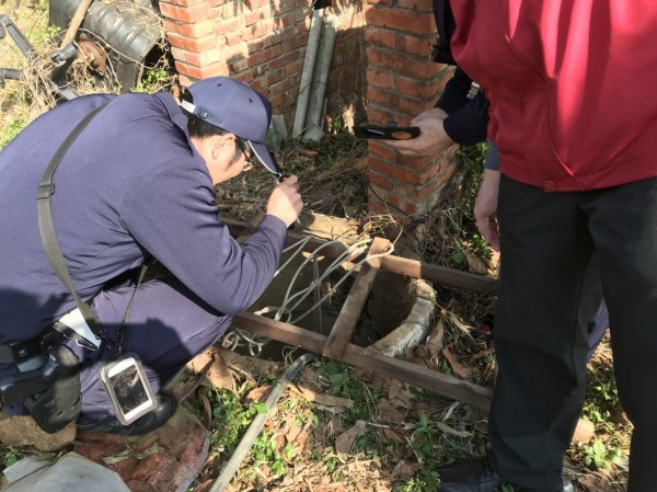 警消人員在井口呼叫，僑生有回應，顯示沒有摔昏。（警方提供）