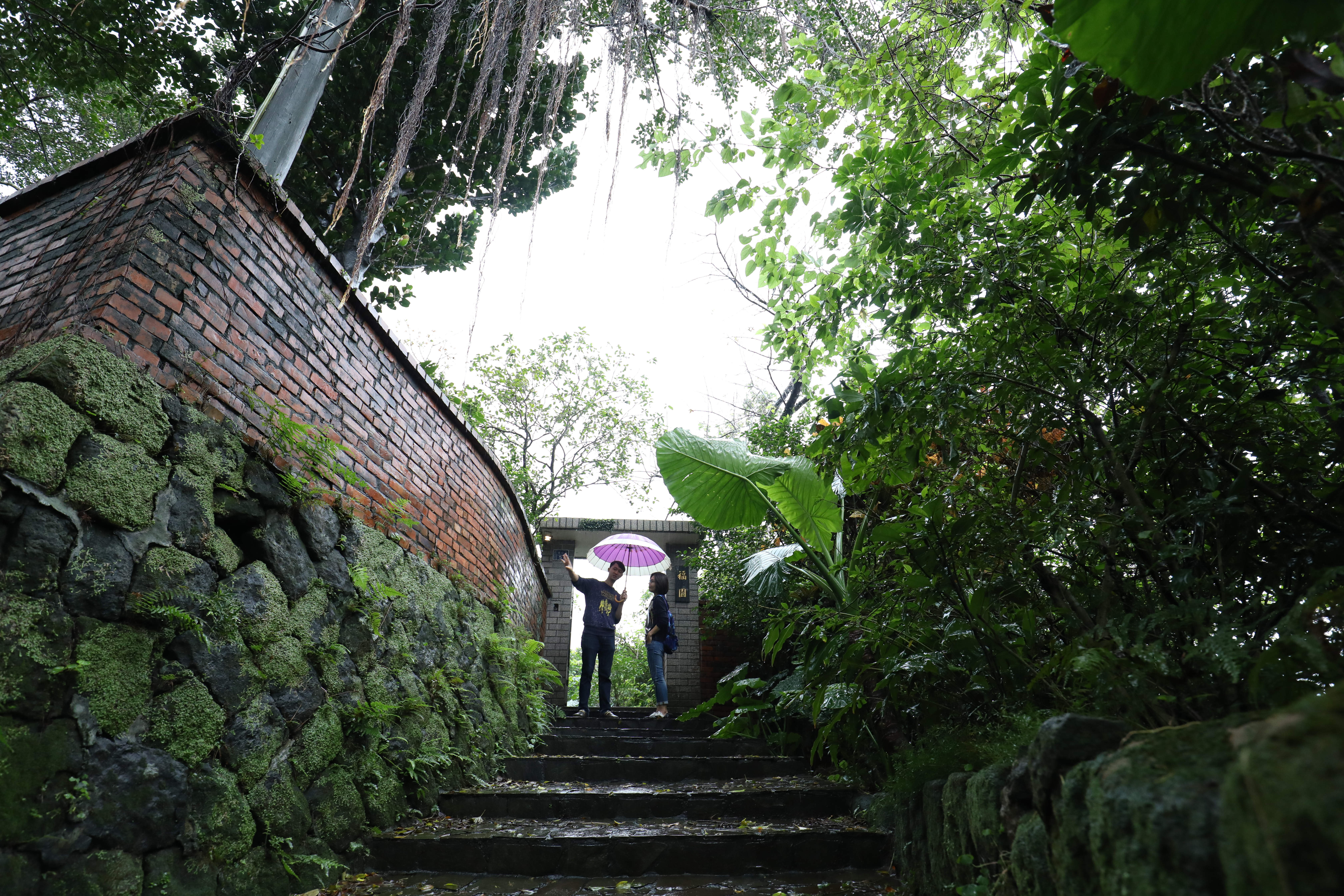 「重力築旅」藏身清幽半山腰，老屋砌石由基隆河就地取材，保有舊時樣貌。