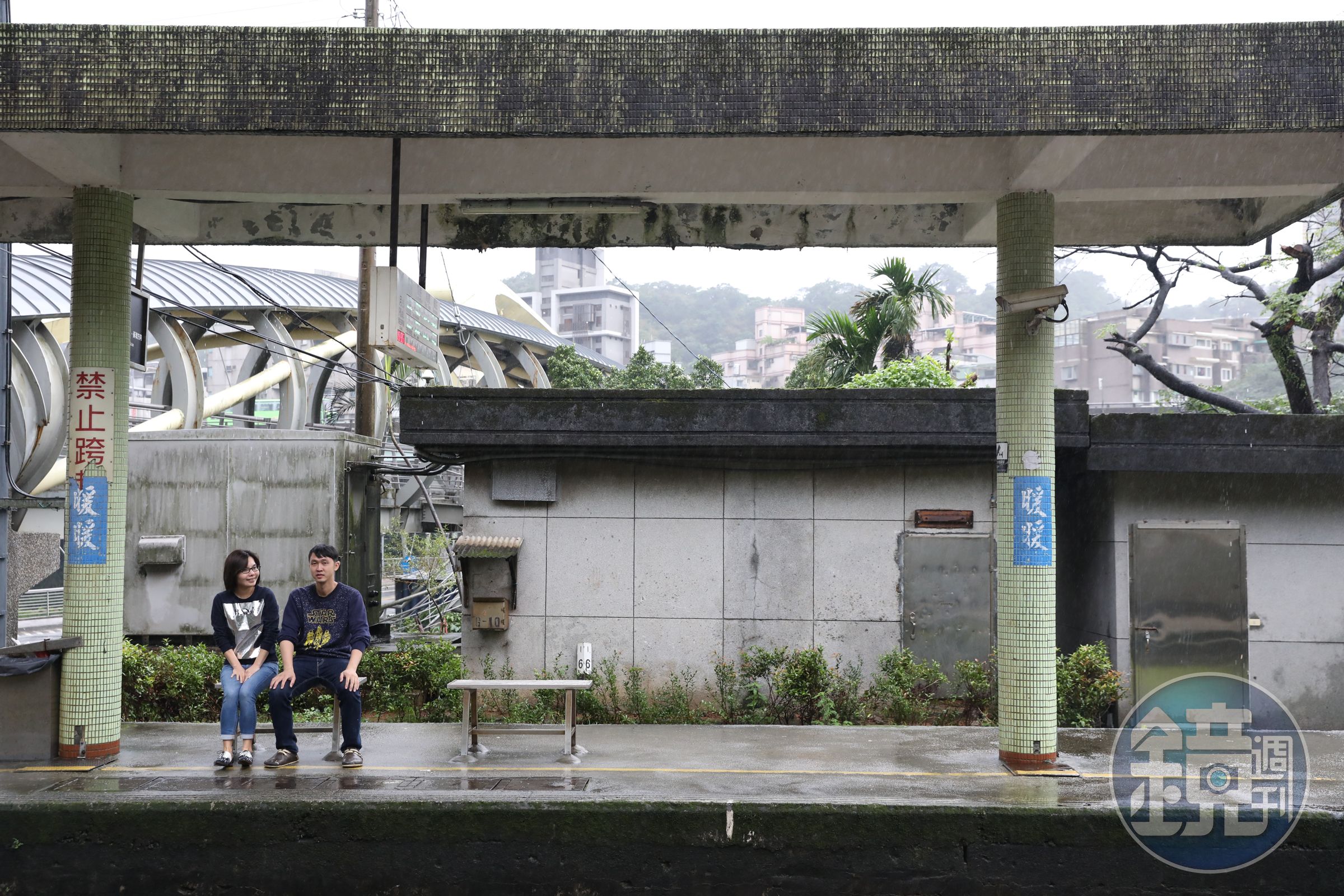主人笑說，聽到平交道鳴笛聲，再走到火車站，還來得及上車。