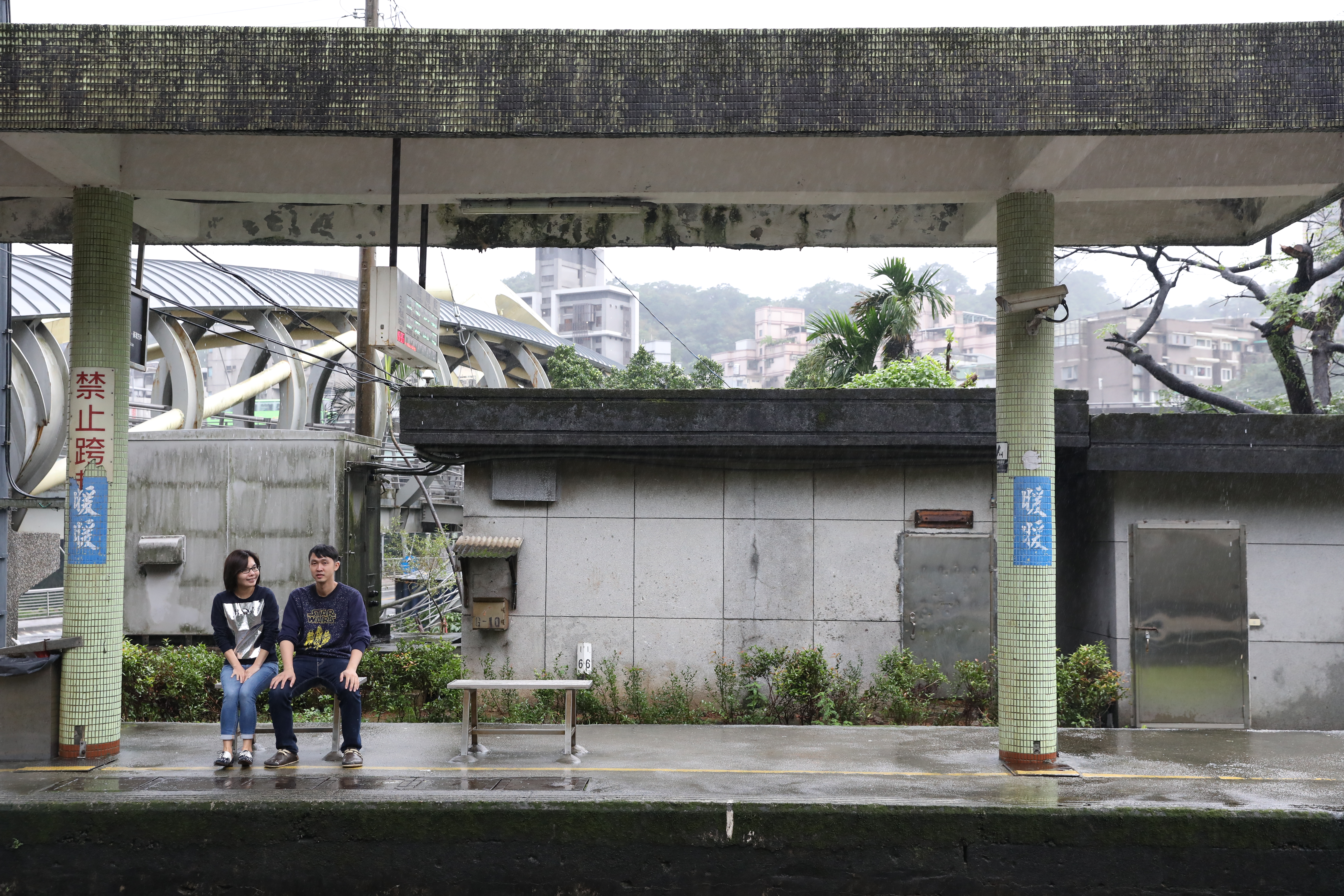 主人笑說，聽到平交道鳴笛聲，再走到火車站，還來得及上車。