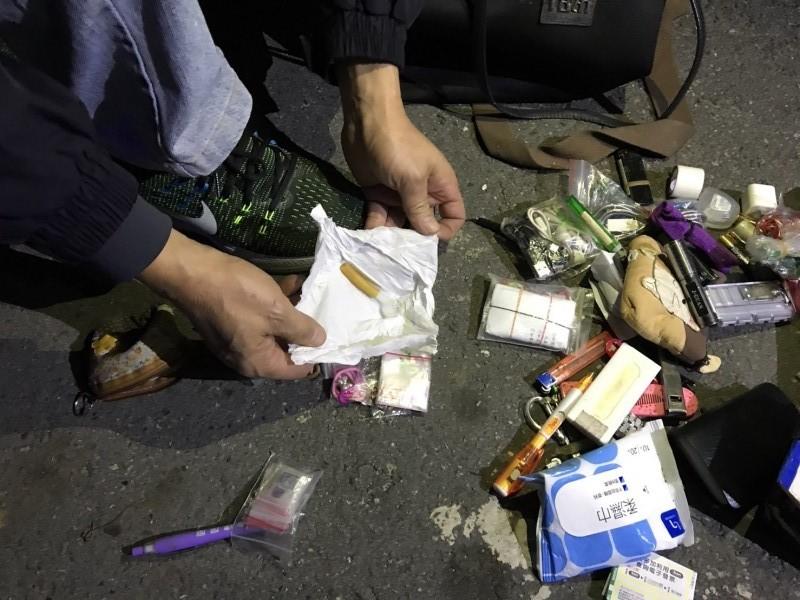 警方在兩女車上、身上搜出毒品及吸食器。（警方提供）