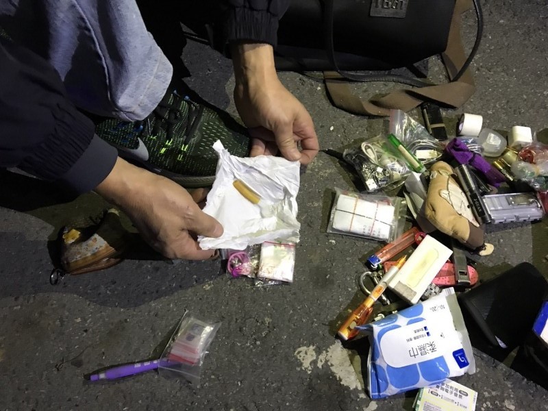 警方在兩女車上、身上搜出毒品及吸食器。（警方提供）