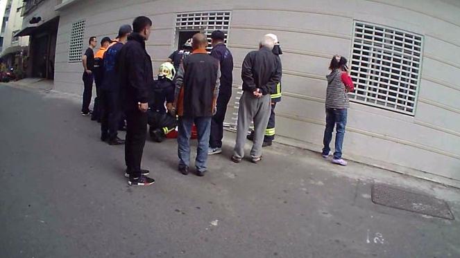 潘母勒斃女兒後將門反鎖,警消破壞鐵窗進入搶救。(警方提供)