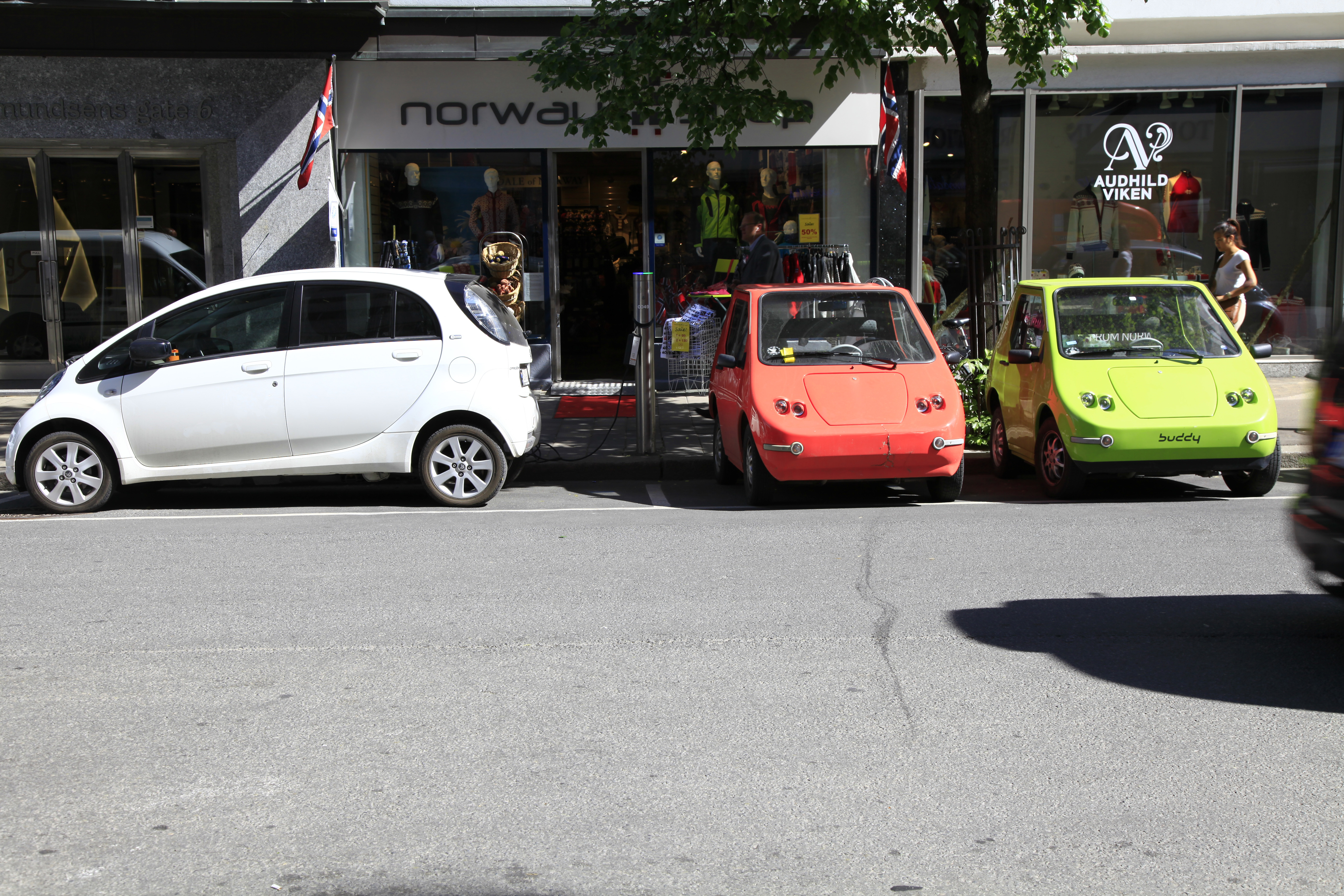 挪威奧斯陸街頭的電動車充電站。（東方IC）