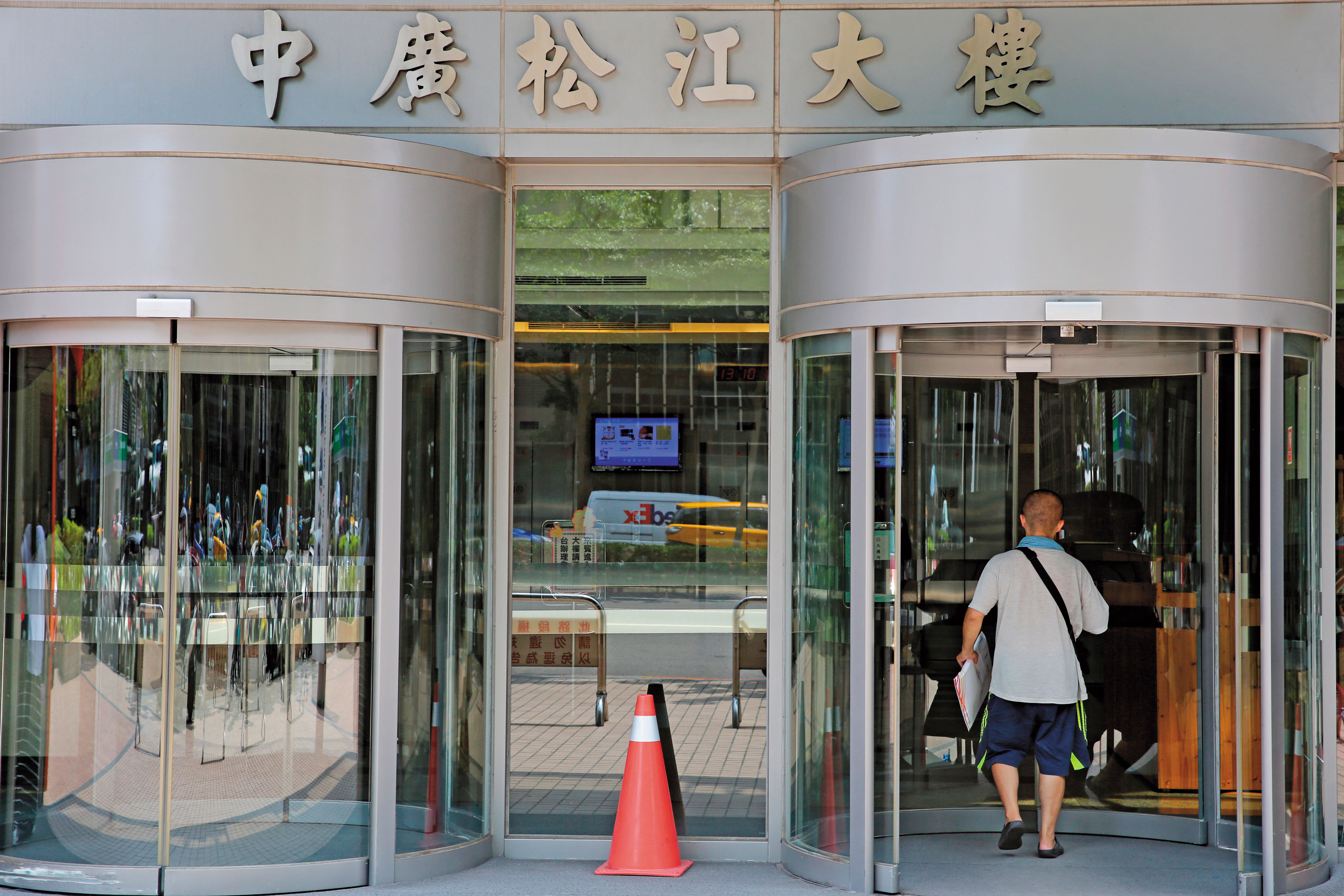 趙少康只買頻道，但中廣旗下不動產仍歸中廣使用或出租，國民黨這10多年來竟未積極催討租金。