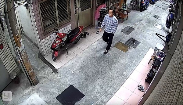 30年犯案資歷的聶姓老賊，闖空門後被拍下在附近徘徊的身影。（警方提供）