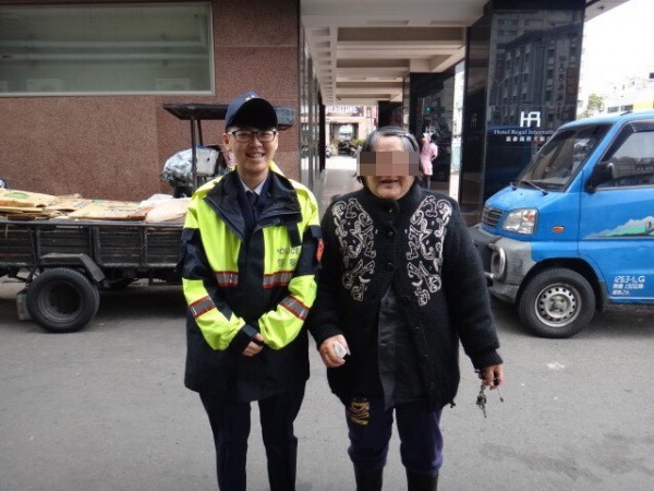 女警蕭昱晴抽絲剝繭,逮捕了偷林姓阿嬤金飾、現金的竊賊。 (警方提供)