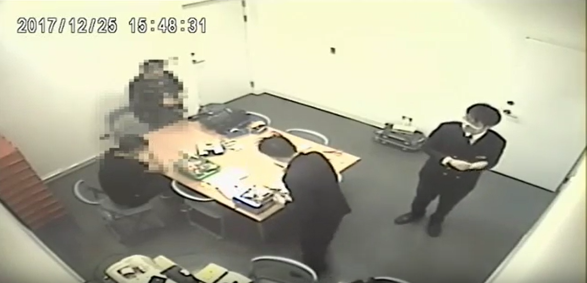 王嫌被警方帶往辦公室盤查,起出大量毒咖啡包等毒品。(刑事局提供)