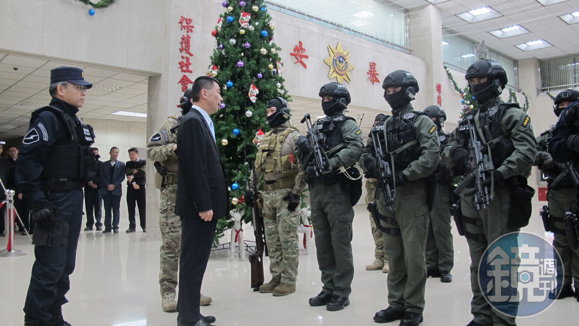刑事局長劉柏良校閱特勤隊，並隨之直接執行任務。（刑事局提供）
