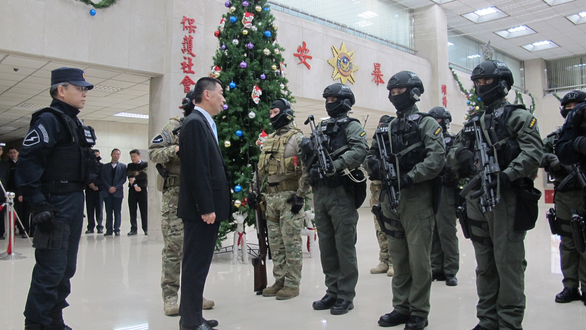 刑事局長劉柏良校閱特勤隊，並隨之直接執行任務。（刑事局提供）
