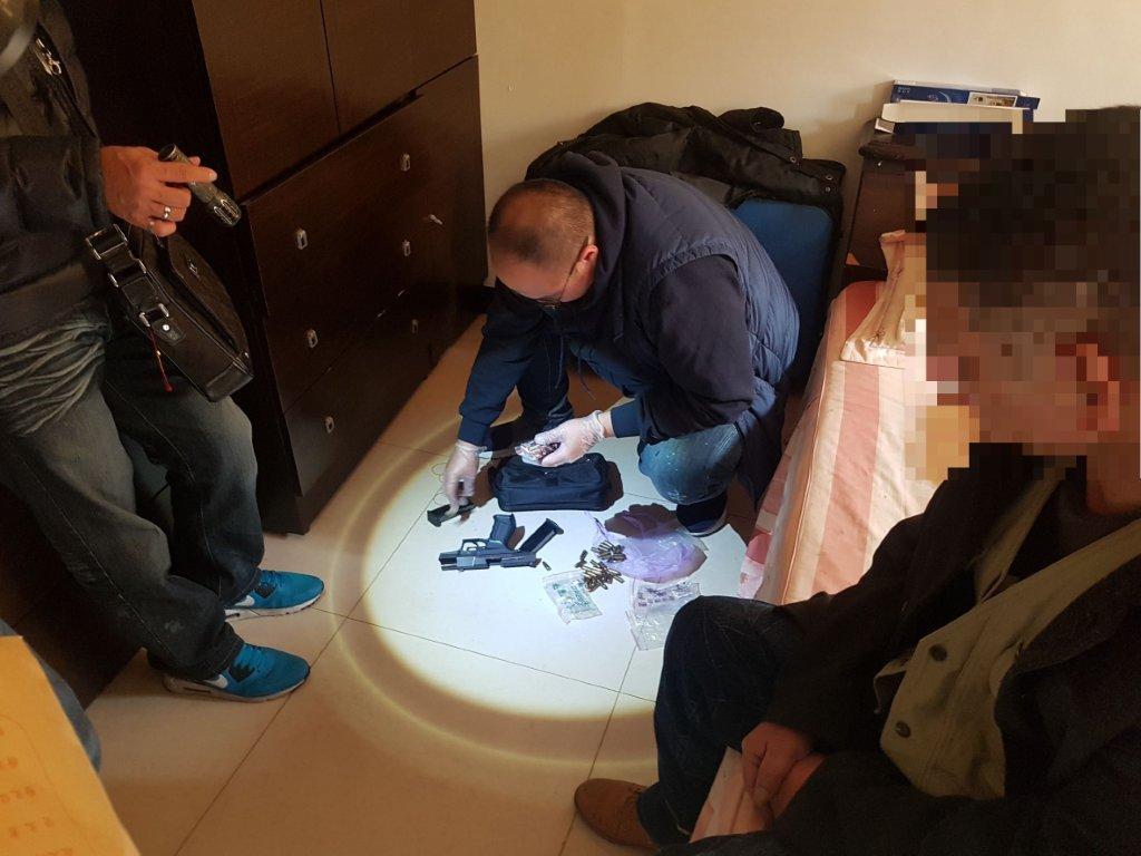 專案小組在趙嫌家中找到火力強大的槍枝和子彈。(刑事局提供)