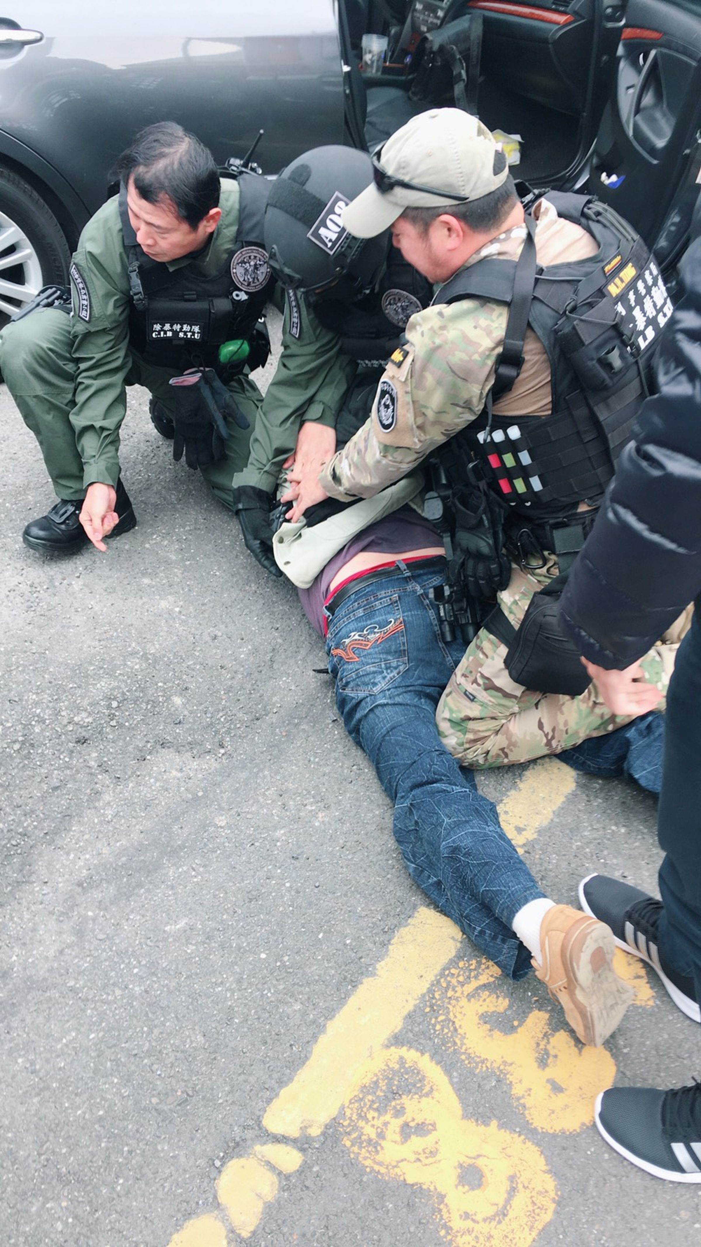 刑事局除暴特勤隊壓制準備駁火的通緝犯，馬上立下首功。（刑事局提供）