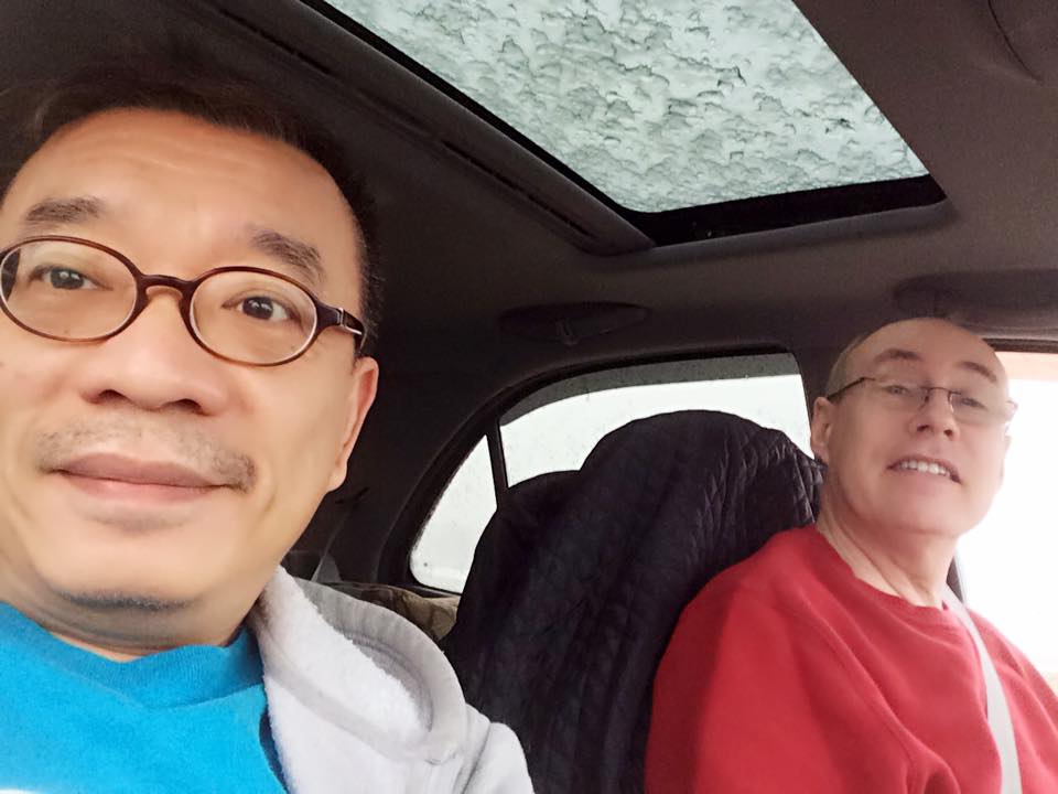 許佑生（左）和葛瑞（右）1996年舉辦了台灣第一個公開的同志婚禮。兩人相愛23年，至今仍常在臉書曬合照。（翻攝自許佑生臉書）