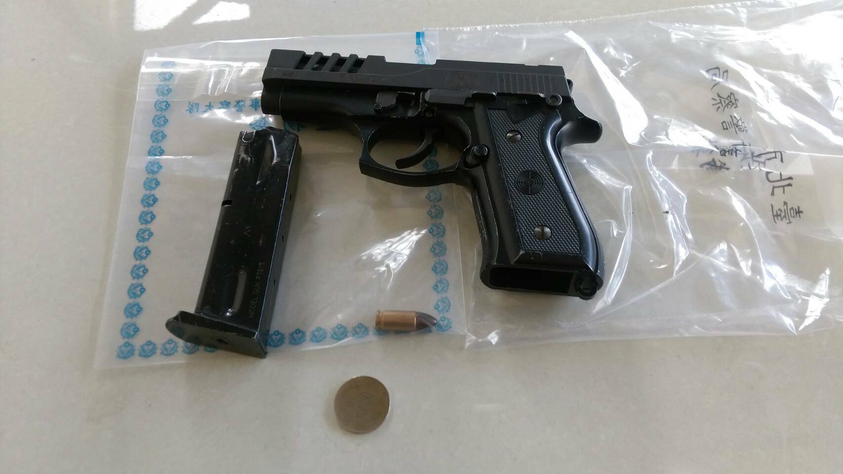 警方在犯嫌身上起出作案的用的改造金牛座手槍1把，以及子彈1顆。 （警方提供） 