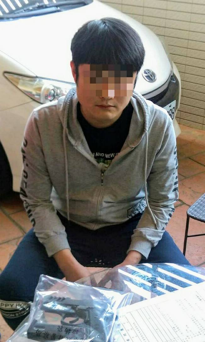 翁嫌為期1個月的逃亡，最終因金援不足，在家人建議下向警方投案。（警方提供）
