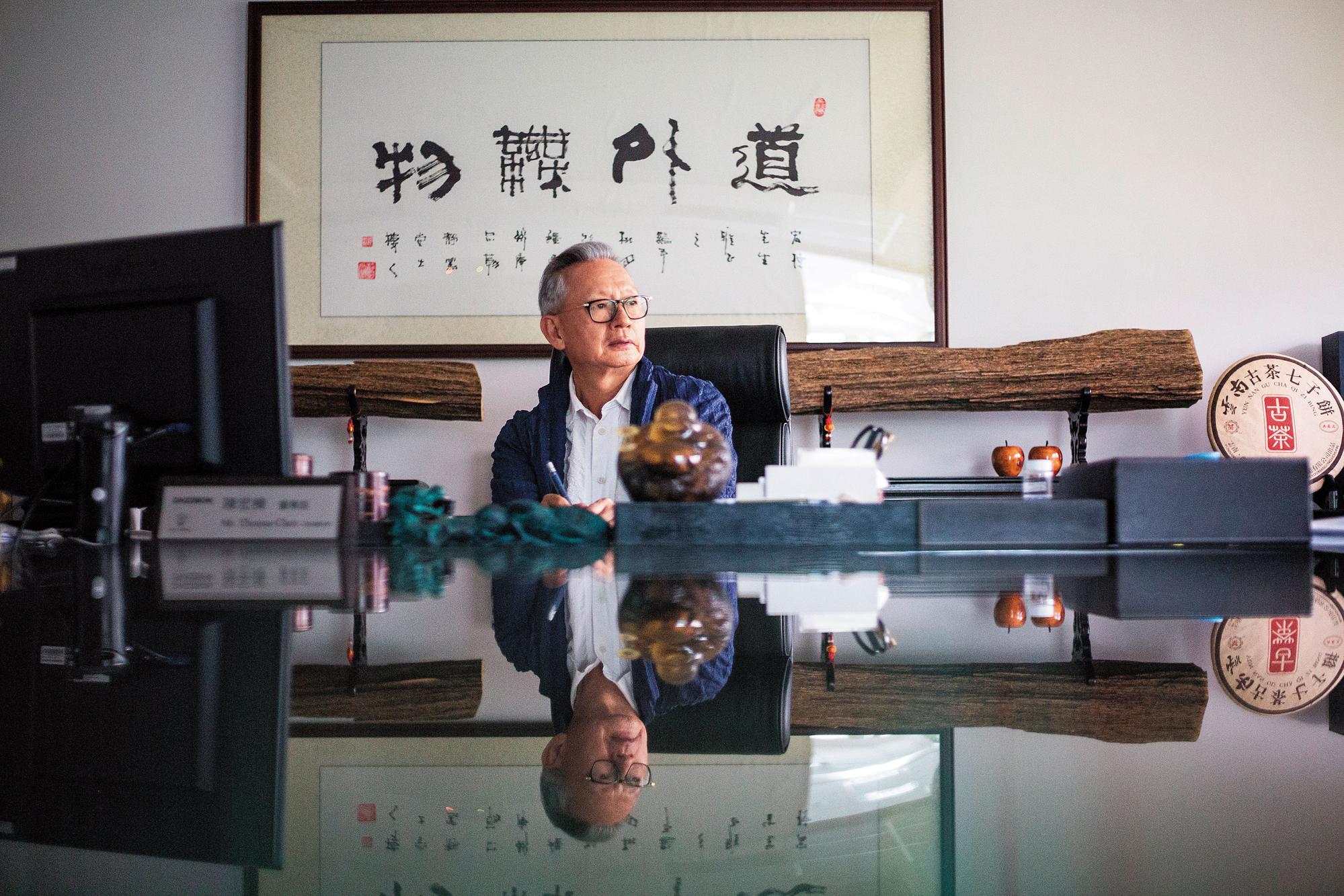 陳宏棟收藏許多沉香和老茶,辦公室如同收藏家的寶庫。