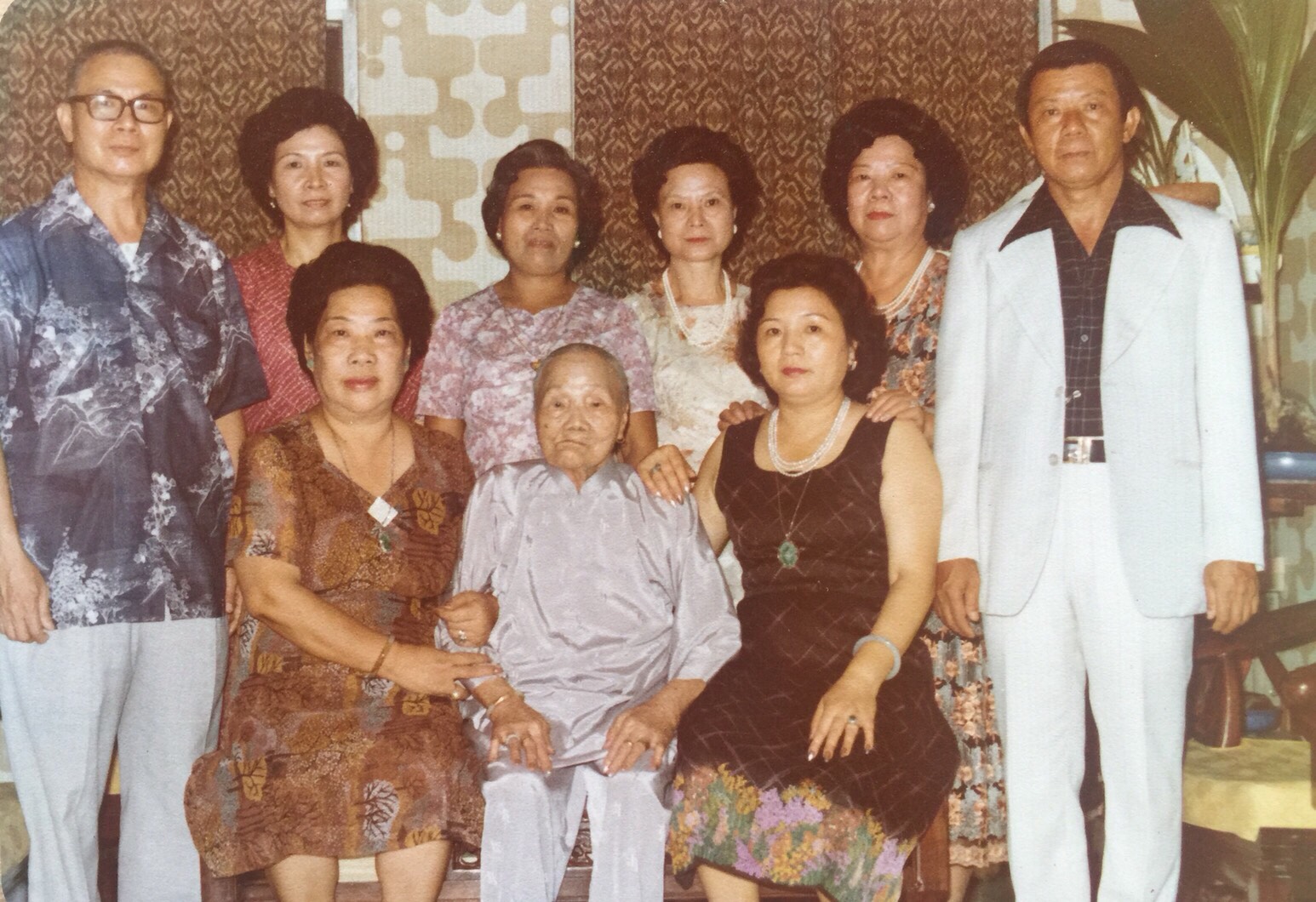陳宏棟的父親陳元生（右1）創立的合元實業，一度是台灣不織布大戶。（陳宏棟提供）
