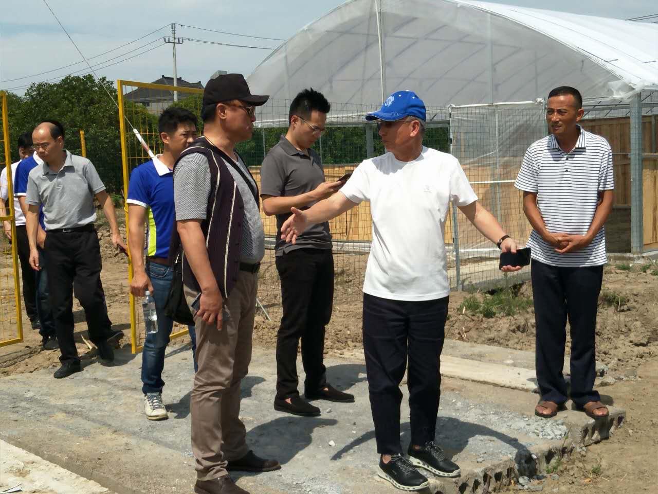 陳宏棟(右2)致力將奈米應用於農業、科技業上。(陳宏棟提供)