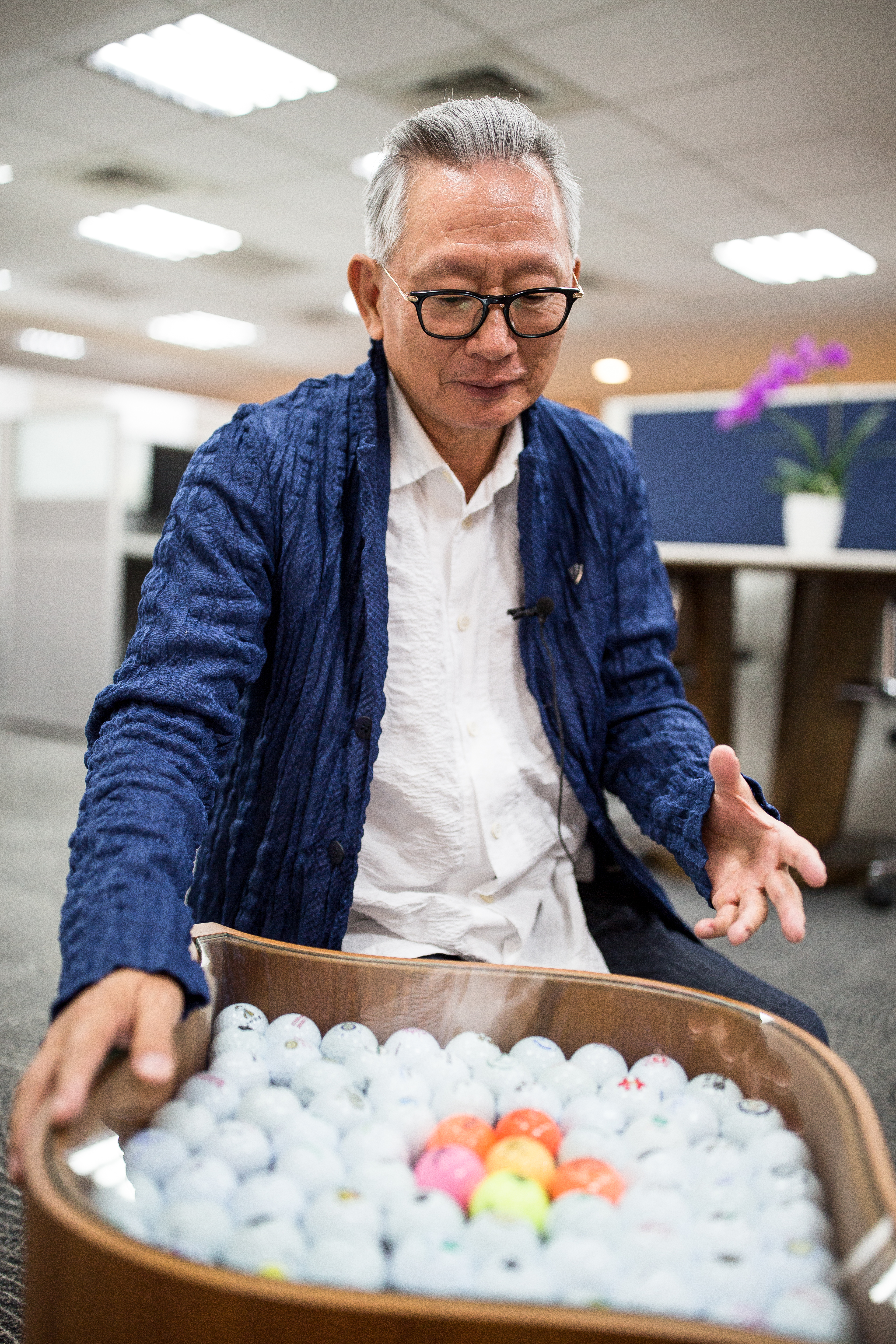 為了解決日益增加的高爾夫球，陳宏棟找人訂製塞入高爾夫球的特殊椅子。