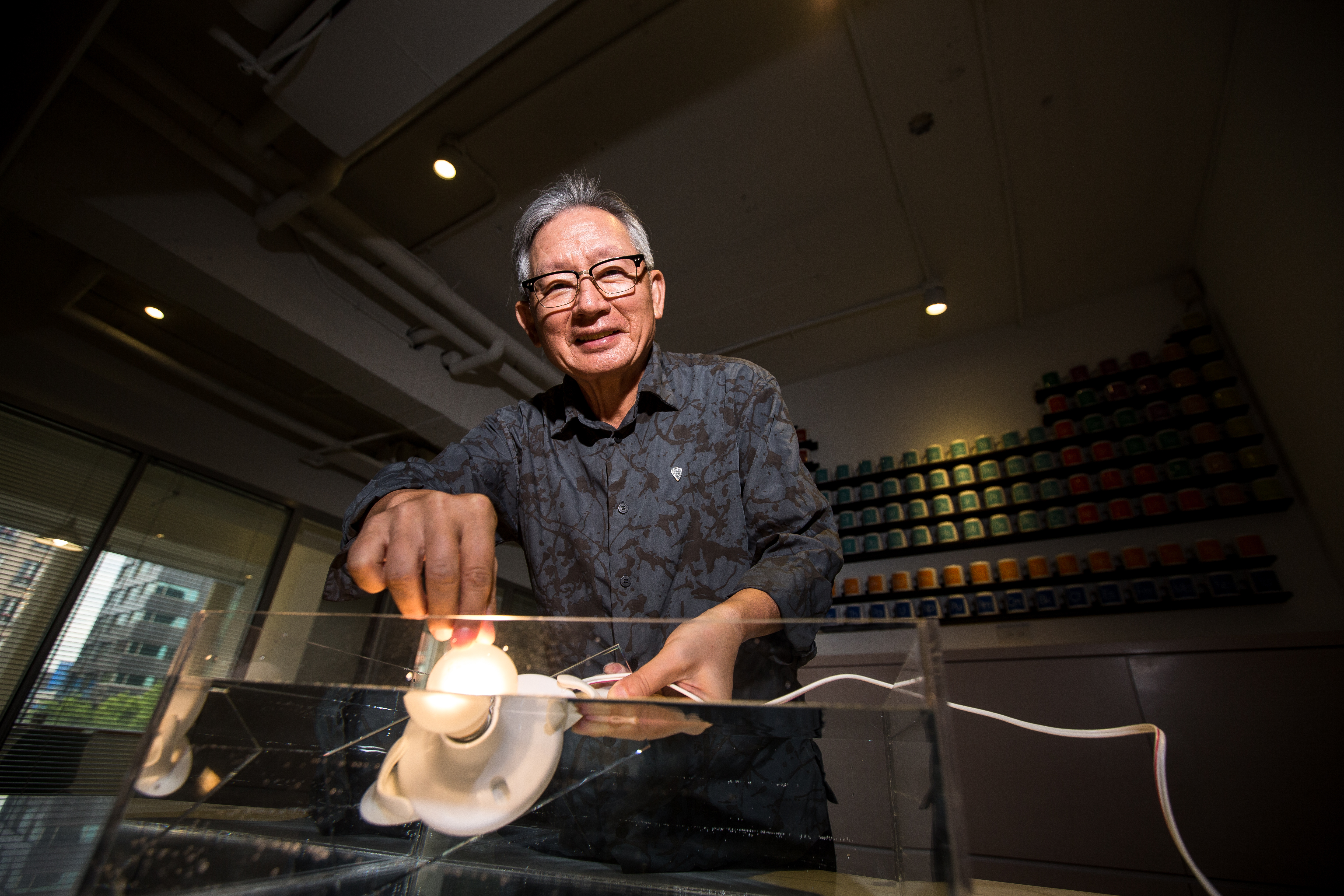 接下戴壟科技後,陳宏棟常對外示範奈米防水通電技術,成了公司的最佳業務員。