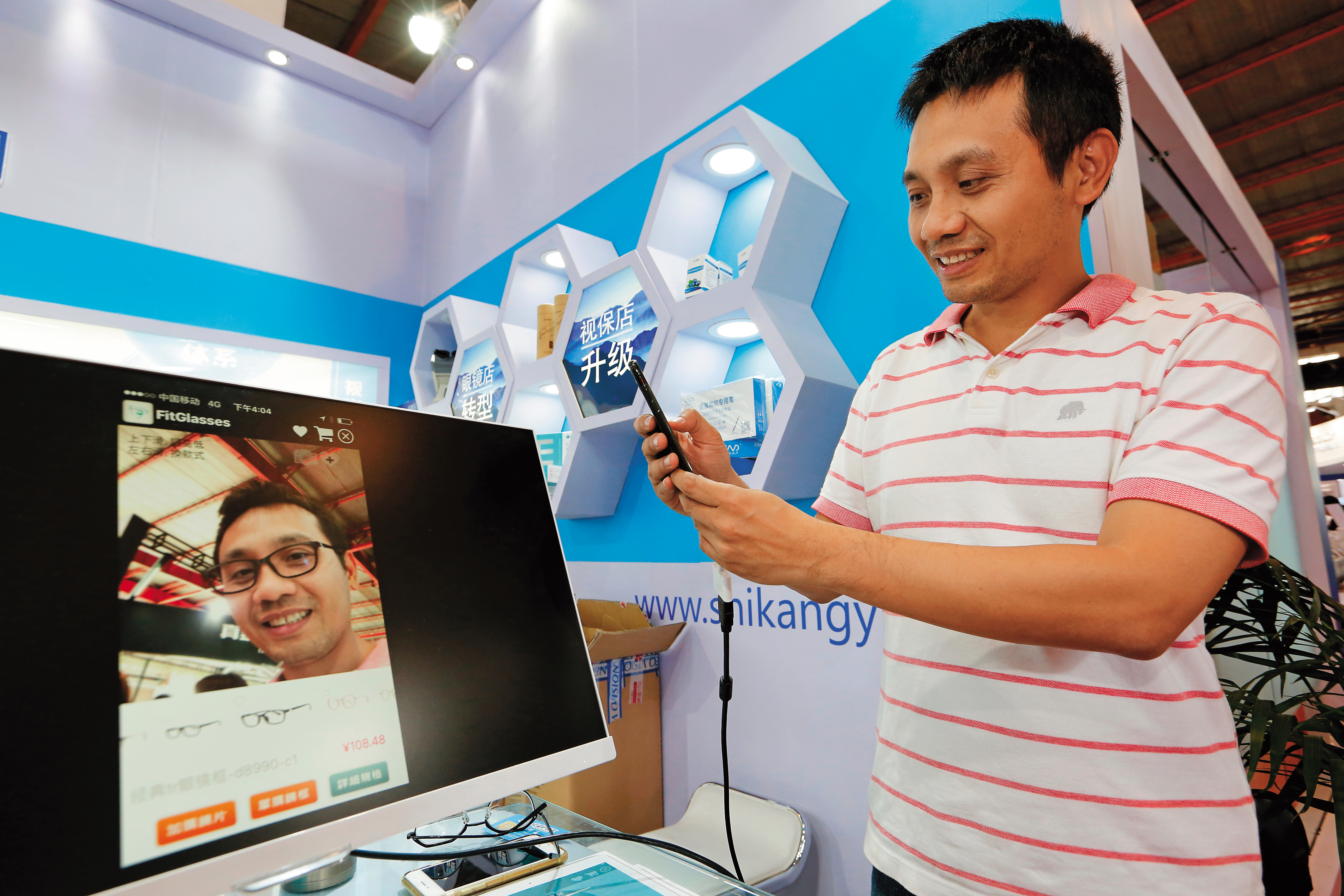 張佑輔花了3年時間才成功研發3D虛擬眼鏡試戴APP，消費者能在手機或平板電腦挑選鏡框試戴，擬真度近9成。