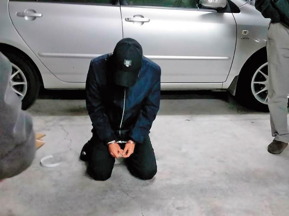 為供養小三殘忍殺害鄰居老婦奪財的許男,在命案現場腿軟下跪認罪。