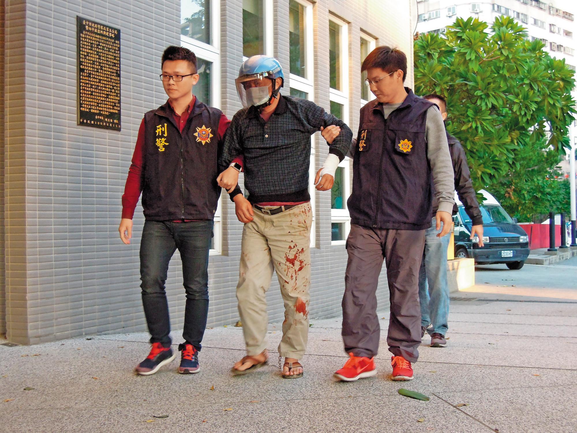 范嫌殺人之後自殘不成,警方帶他包紮後,押解回分局。