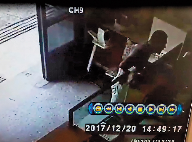 范嫌殺人後自知難逃緝捕，跑到宏龍派出所投案。（翻攝畫面）