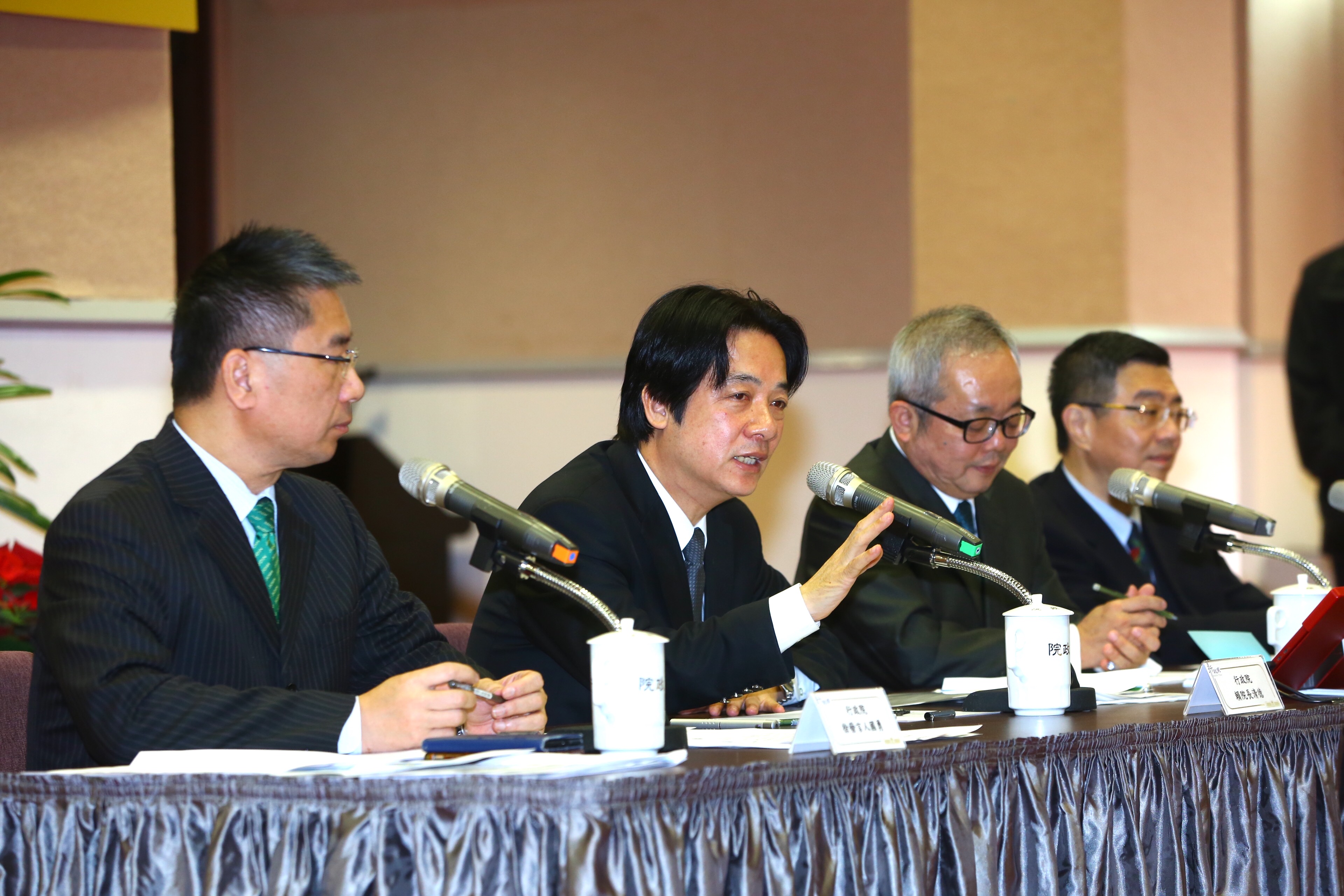 行政院長賴清德舉行年終記者會，宣布明年重點是搶救少子化，希望提高生育率並制訂移民專法。