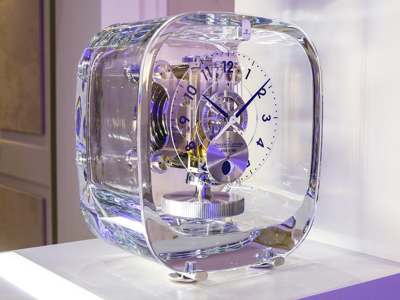 《Atmos 568 by Marc Newson》功能：時、分、月份指示；月相顯示/機芯：溫差上鍊機芯/建議售價：NT$900,000