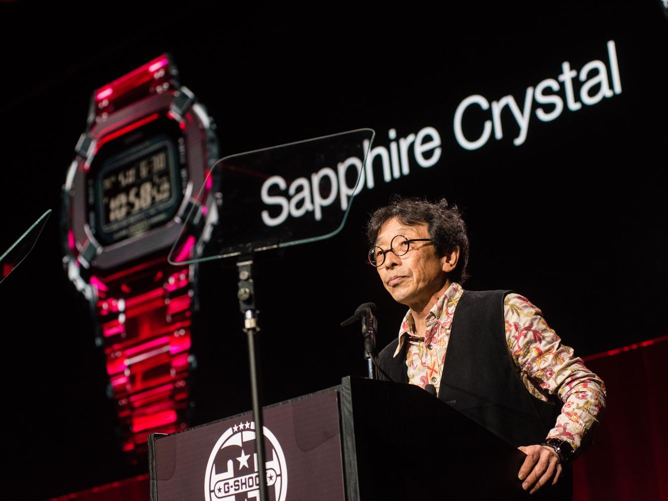 而在前陣子於紐約所舉辦的G-SHOCK 35週年紀念活動上，G-SHOCK之父〈伊部菊雄〉在記者會中首度公開G-SHOCK全新技術商品「Sapphire Crystal」。全錶（包含鍊帶）均以紅色藍寶石水晶打造，也是日系品牌首次加入藍寶石水晶腕錶的戰局！