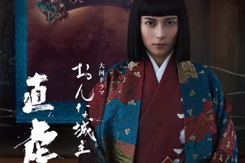 NHK的營運經費，96%靠民眾繳納的「收視費」，節目製作預算更是一般民營電視台的2倍。最具代表性的大河劇，一年製作費高達30億日幣。圖為2017年大河劇《女城主直虎》的宣傳海報。（翻攝自NHK）