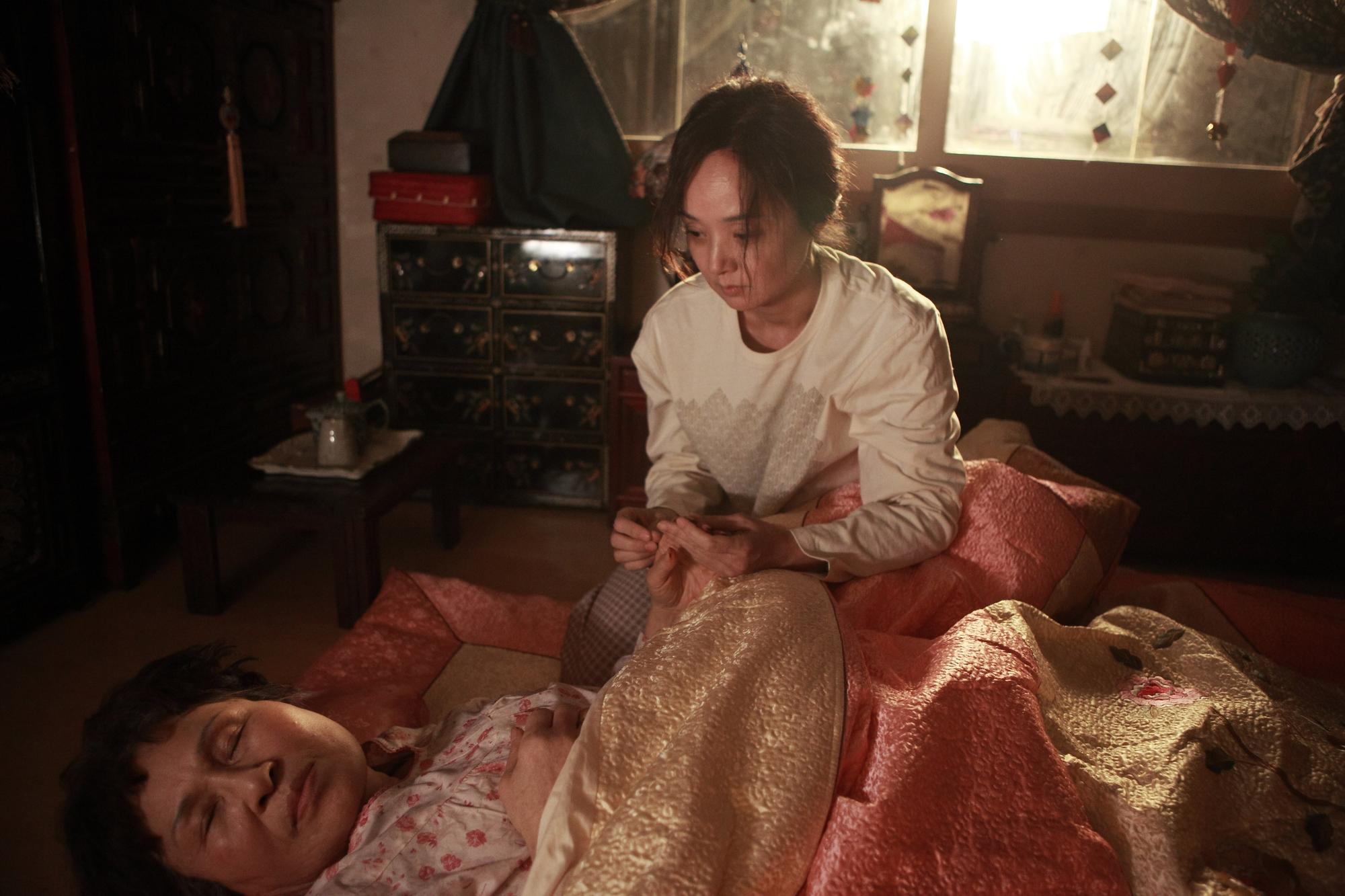 《世上最美的離別》在2011年拍的電影版,由裴宗玉(右)飾演母親的角色。(翻攝自Daum Movie)