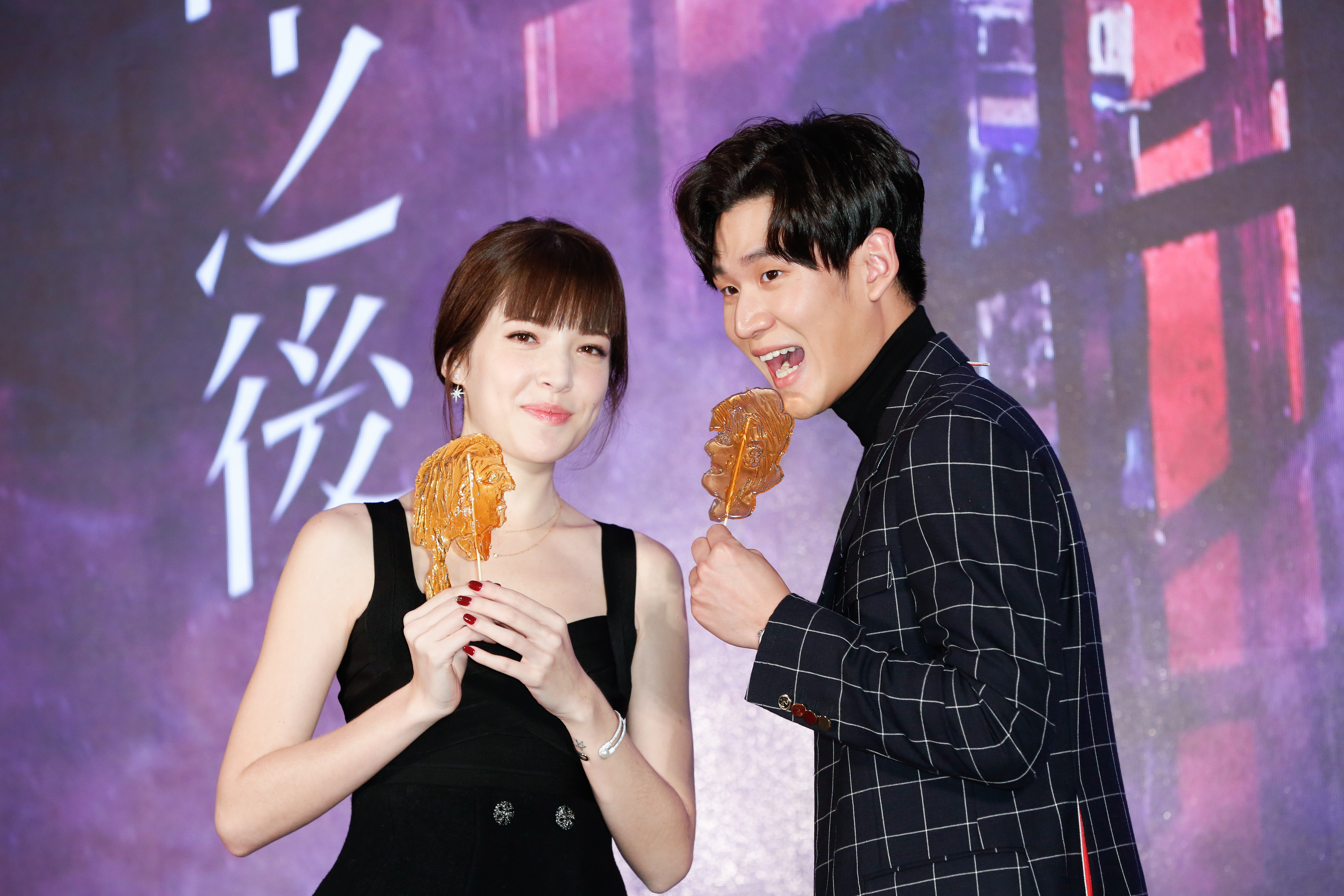 周興哲(右)與許瑋甯(左)合作新歌〈黏黏〉,記者會現場請畫糖老師指導2人畫出自己肖像。