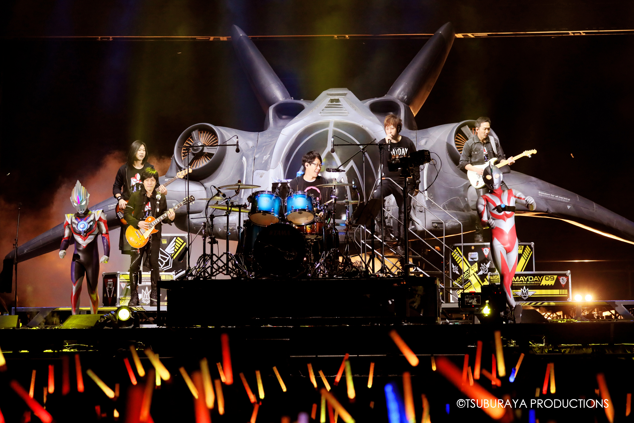 五月天桃園舉辦第3場《人生無限公司》演唱會，從日本請來「超人力霸王」助陣。（相信音樂提供）