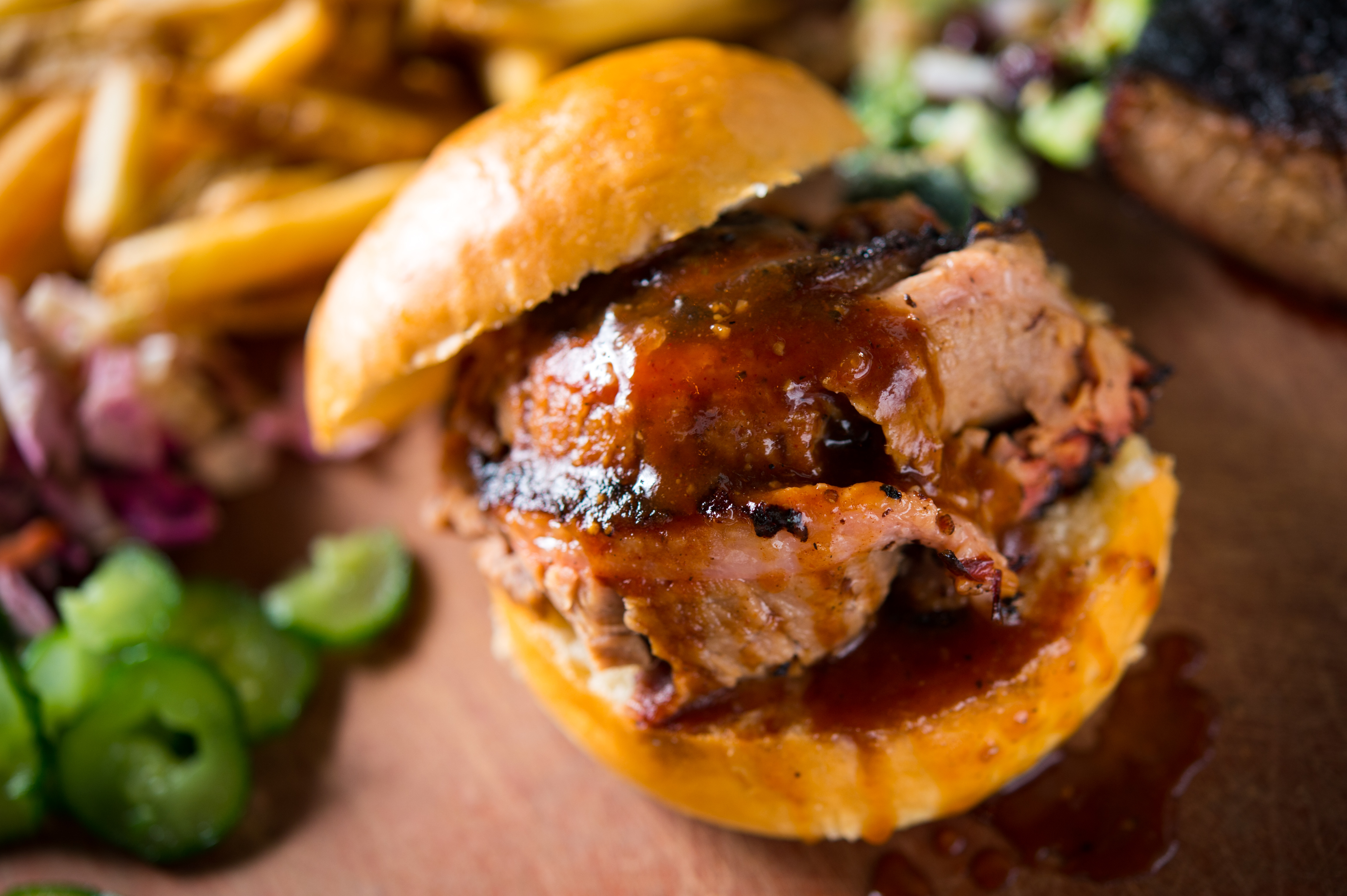 「牛胸肉」依大小面積，得花12至20小時燻烤，口感軟嫩不柴。（210元／個）